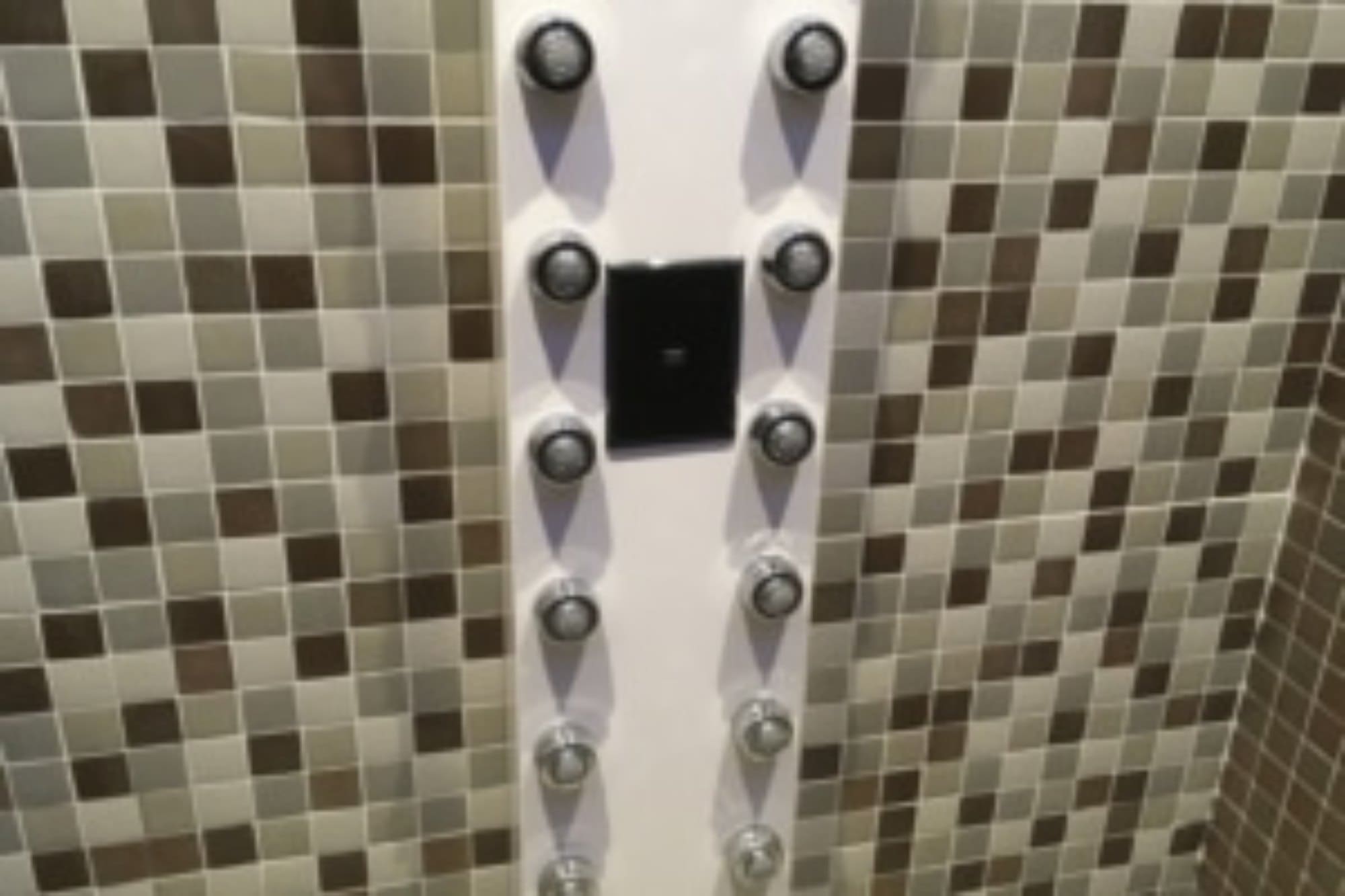 Ducha multisectorial en solid surface, elige Inbeca. Ducha multisectorial en instalación de solid surface.