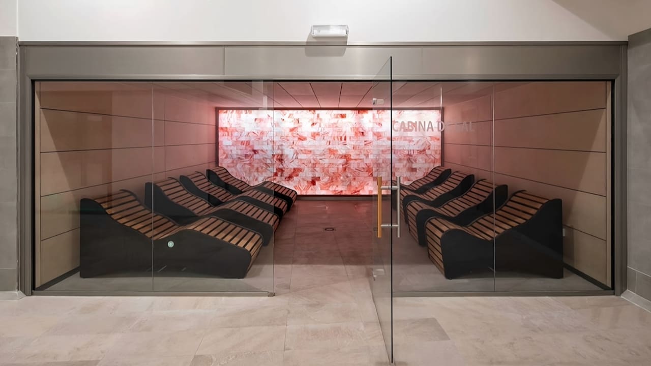 Cabina de haloterapia con paredes de sal iluminadas - Inbeca