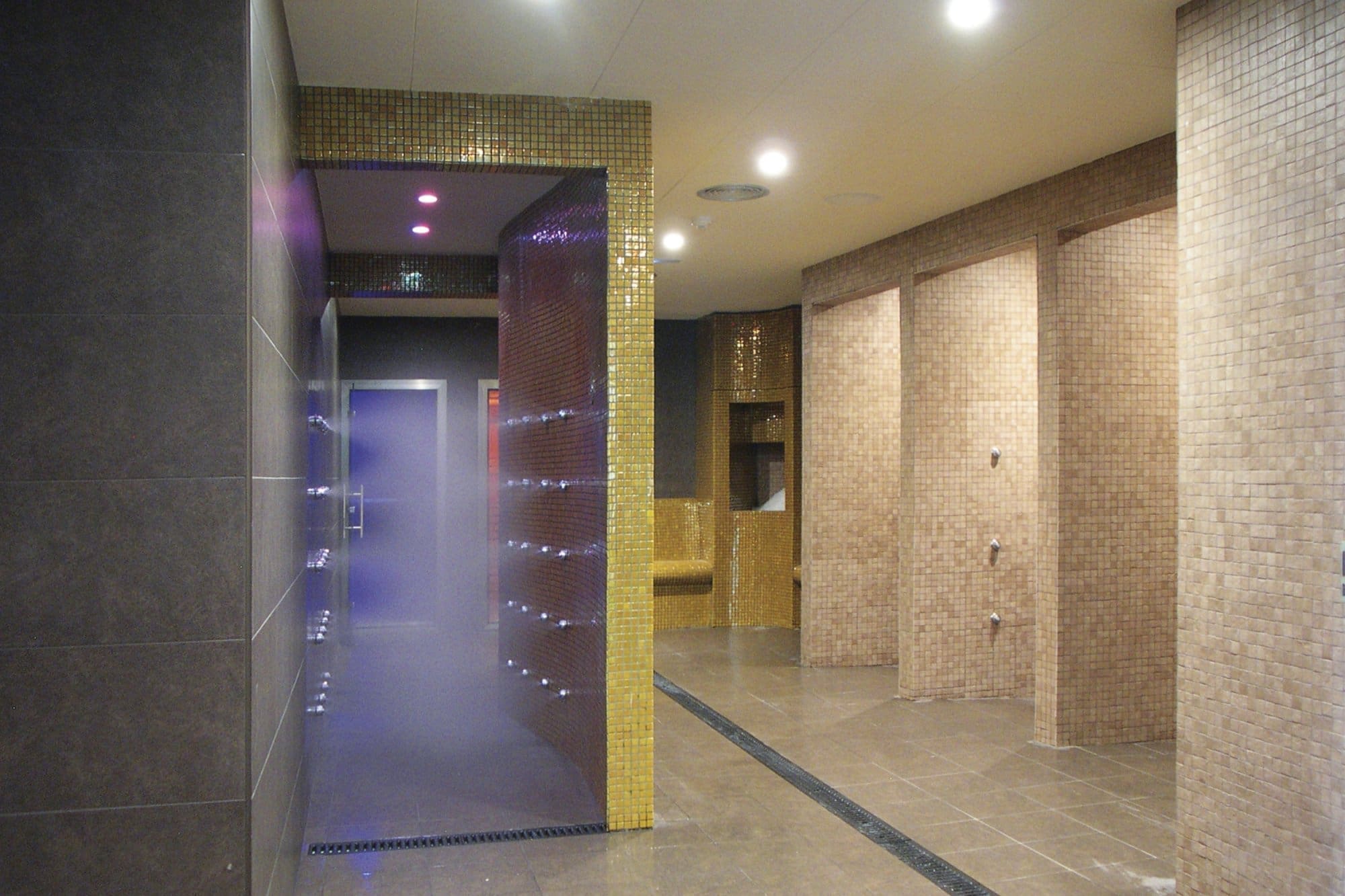 Pasillo de ducha de obra en instalaciones de un centro wellness. Elige Inbeca.