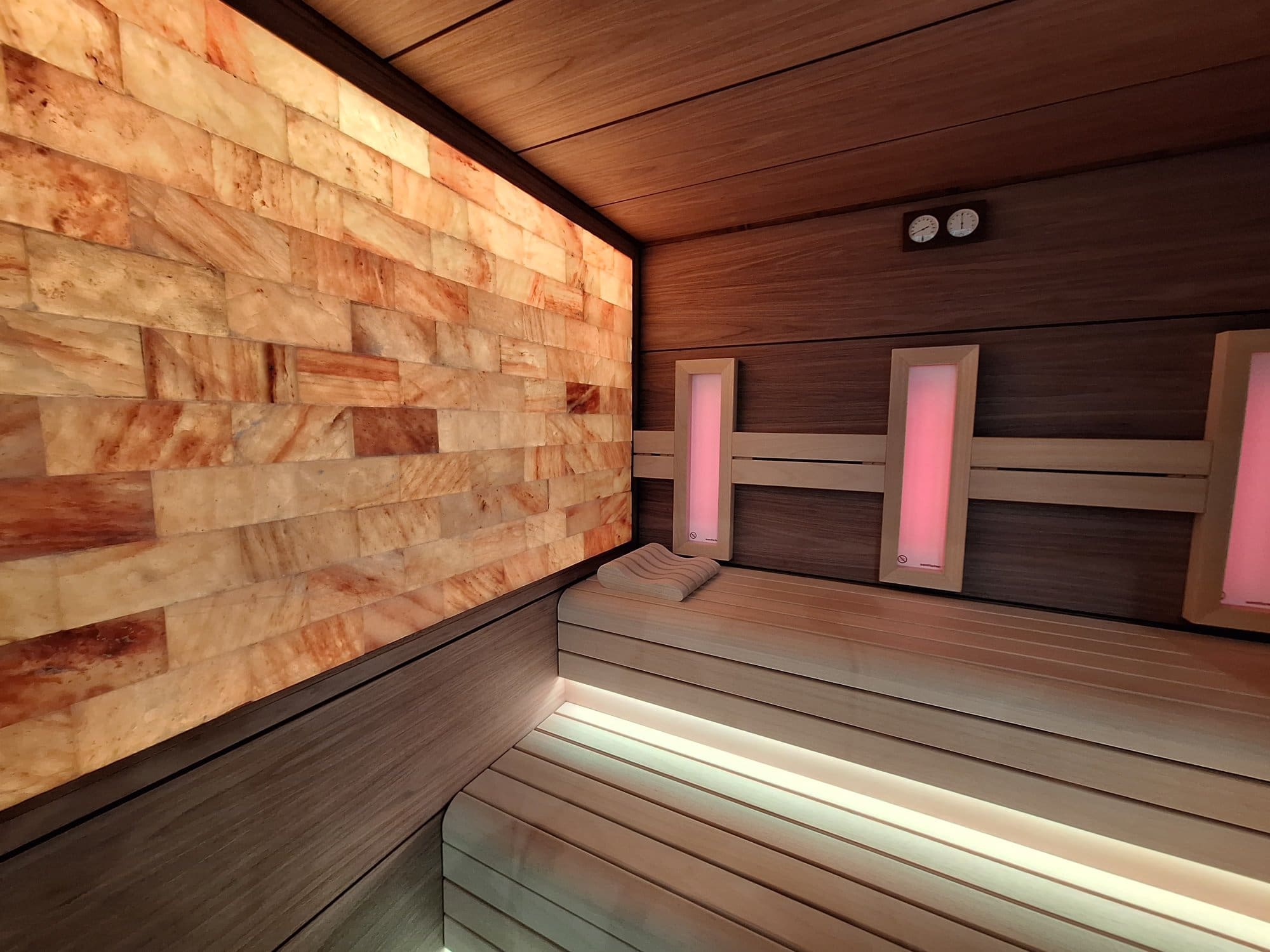 Sauna con muro de Sal Sauna con muro de Sal de Inbeca con cromoterapia.
