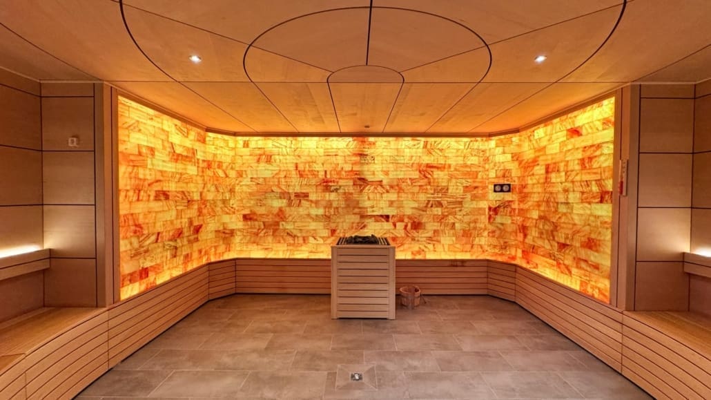 Haloterapia. Sauna con un muro de sal integrado.