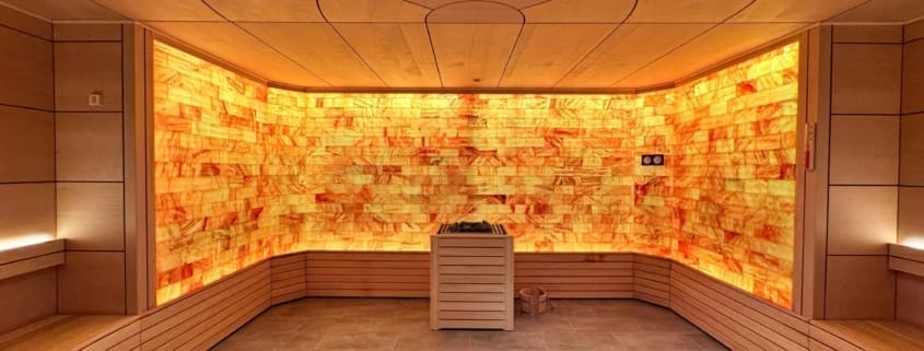Haloterapia. Sauna con un muro de sal integrado.